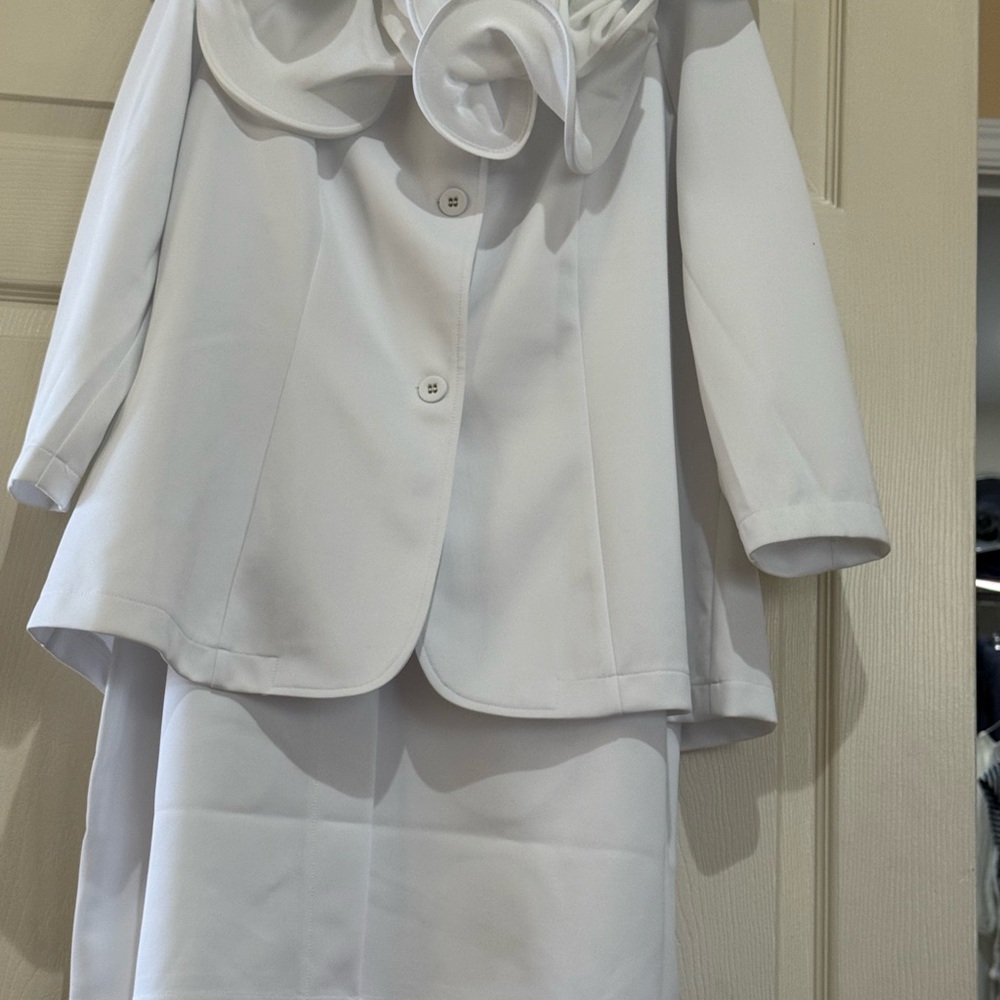 Elegant White 2-Piece Suit – Size 20 (Plus Size)